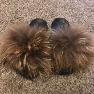 Faux fur slides 😍